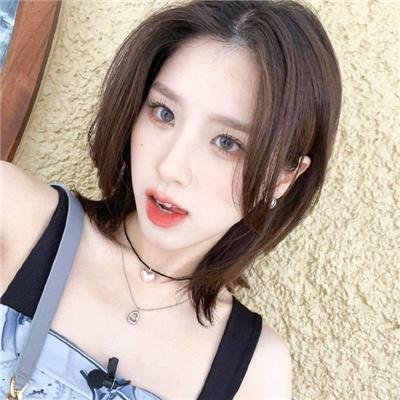 照片中的女孩